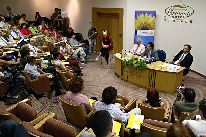 Udeleženci razprave 